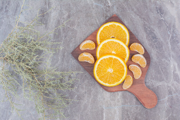 水果橘子和橘子片放在木板上柑橘美味柑橘