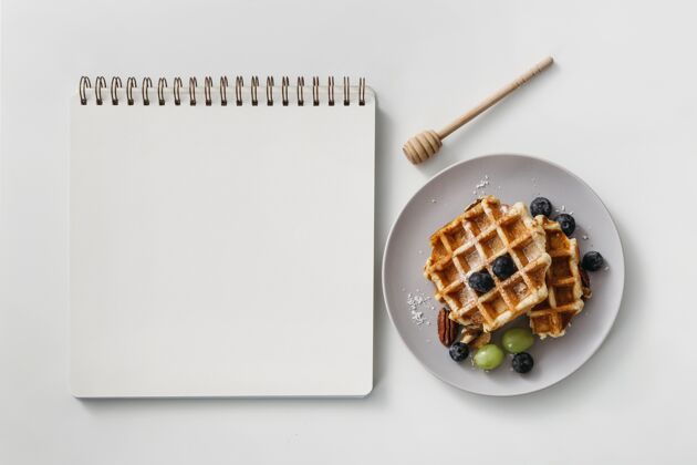 早晨美味的早餐华夫饼与空笔记本组成烹饪食物组成