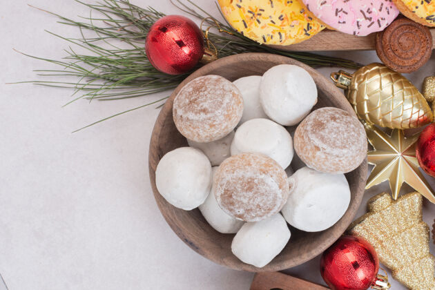 糕点甜的圣诞糕点 白色表面有球食品面包房新鲜