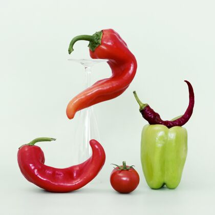 番茄铃铛和辣椒与番茄的正面图营养健康食品