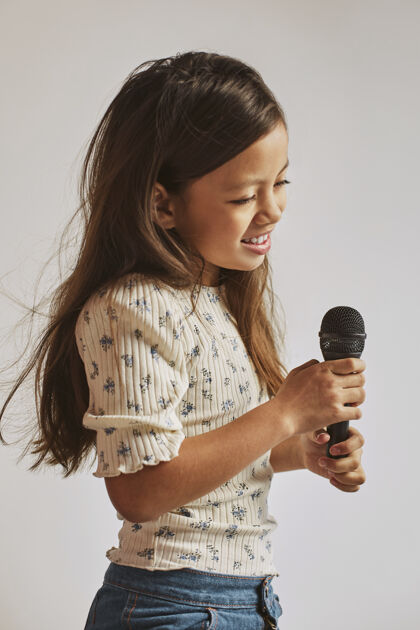 年轻人小女孩在家学唱歌音乐家天才歌手