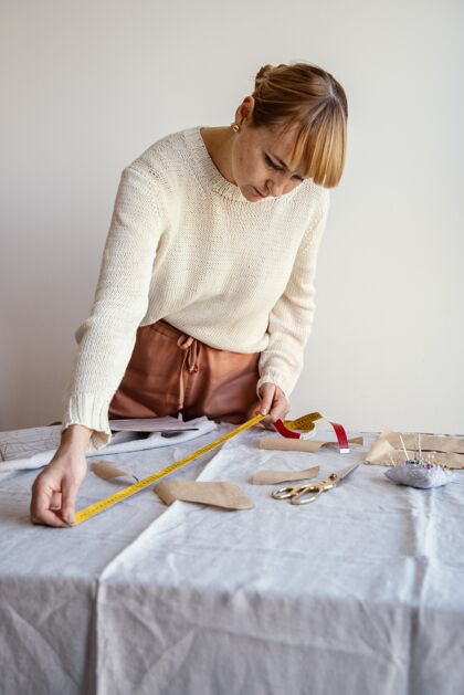 手工制作裁缝用尺子量布料裁缝服装设备