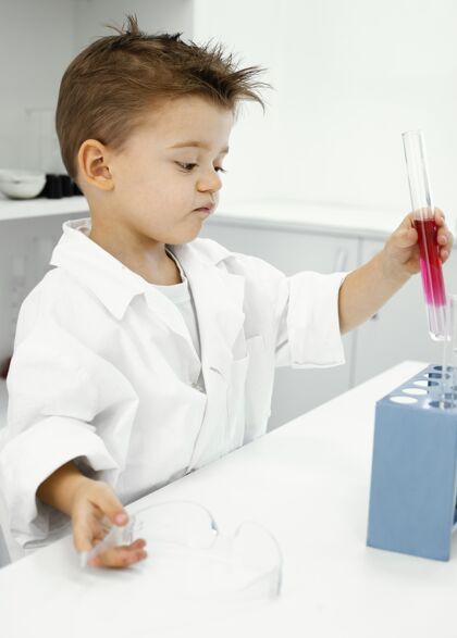 实验男孩科学家在实验室里拿着试管的侧视图青年教育化学