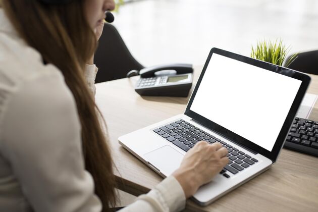 商业一个在工作中用笔记本电脑的女人公司设备模型