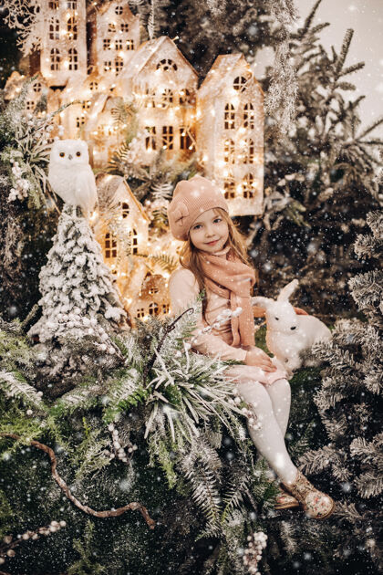树枝孩子们站在圣诞装饰的上层装饰圣诞快乐小