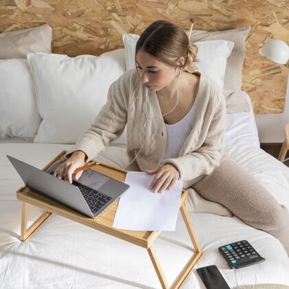 工作中等身材的女人用笔记本电脑工作室内商业生活方式