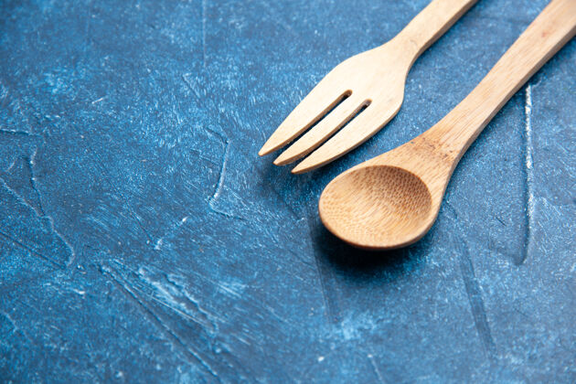 银器底视图木叉勺上蓝色表面自由的地方餐具早餐厨具