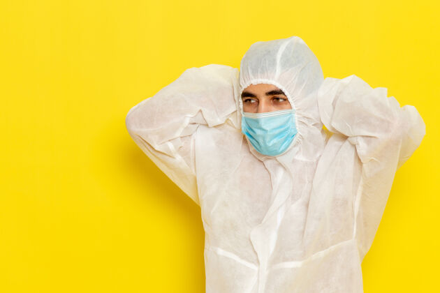 工人身穿特殊防护服 戴着浅黄色面罩的男性科学工作者的正面图科学防护危险