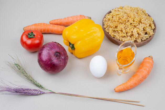 鸡蛋生通心粉配蔬菜和蛋清面好吃胡椒可食用的