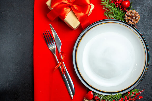 器皿顶视图以新年为背景 用餐盘餐具套装装饰配件杉木树枝旁的红色餐巾赠送冷杉圣诞节碗