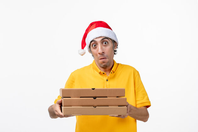 办公桌正面图：男性快递员 带披萨盒 浅白色办公桌 工作服 送货服务视图建筑商披萨