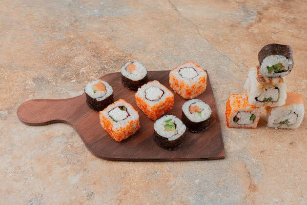 鱼一套美味的寿司放在木盘上蔬菜大豆美味