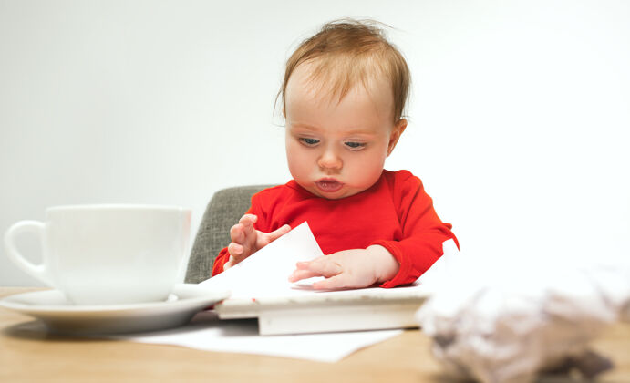 电脑我可以签署多少文件儿童女婴坐在键盘现代电脑或笔记本电脑在白色工作室学习惊喜可爱