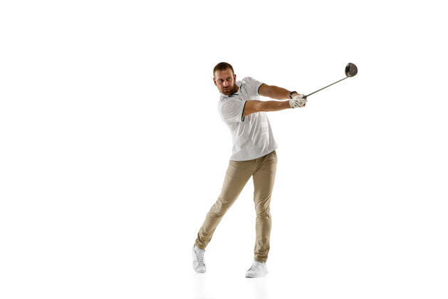球员身穿白色球衣的高尔夫球员在白色墙壁上独立挥杆 有文字空间专业球员用明亮的情绪和面部表情练习运动理念训练场地动作