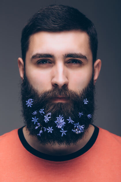 男人年轻漂亮男人的创意肖像画 胡子上装饰着鲜花花男人快车