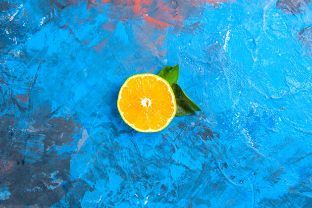 维生素俯视图切割橙色蓝色表面与自由空间柠檬顶部柑橘