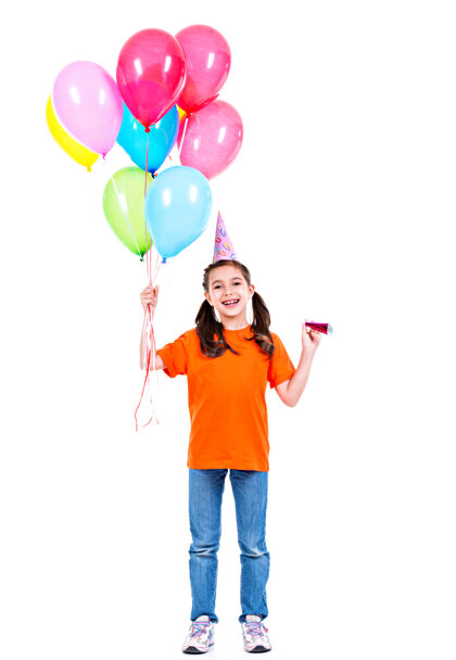 人身着橙色t恤 手持五颜六色气球 面带微笑的快乐女孩的肖像-孤立在白色的舞台上女孩颜色小
