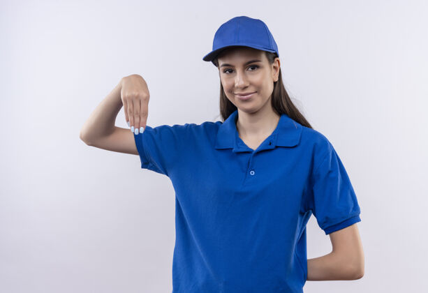 自信身着蓝色制服和帽子的年轻送货女孩自信地用手做手势 肢体语言概念制服帽子身体