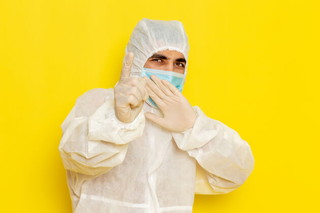 防护身穿特殊防护服 戴着浅黄色面罩的男科学工作者正面图护士危险威胁