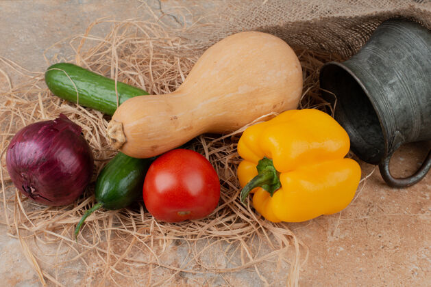 番茄新鲜蔬菜和古老的大理石壶好吃黄瓜蔬菜