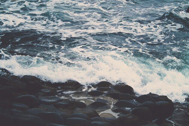 海岸线海浪拍打岸边石头的美丽镜头风景石头海景