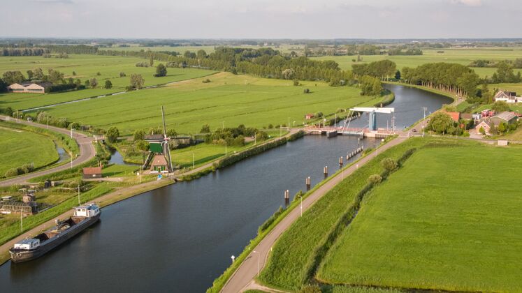 风车高角度拍摄的梅尔韦德运河周围的草地捕获在尼赫特兰村庄旧的自然