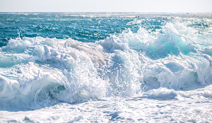 泡沫美丽汹涌的大海和海浪愤怒海海浪