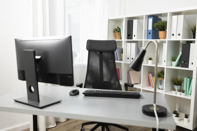 键盘带电脑和椅子的办公桌正视图工作区电脑办公室
