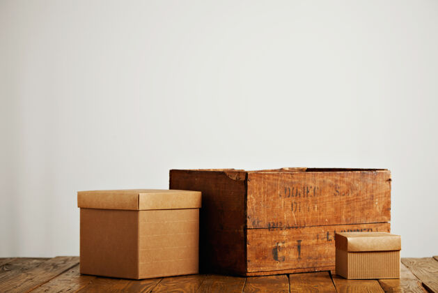 包装不同大小的空白米色瓦楞纸板箱盖旁边的一个葡萄酒箱隔离在白色瓦楞纸装运堆