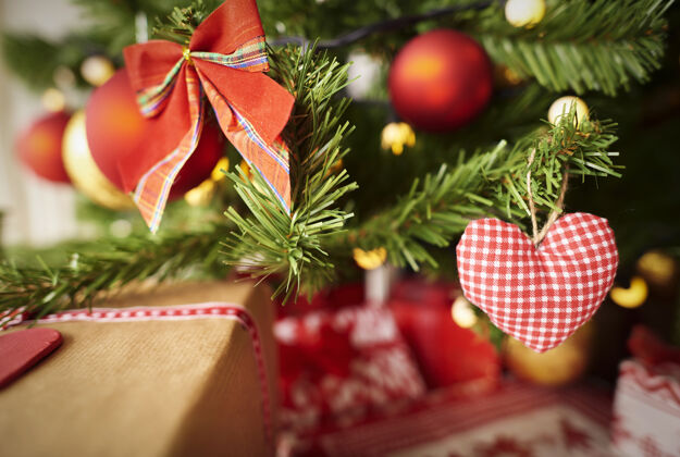形状树枝上的圣诞装饰品圣诞老人礼品盒圣诞礼物