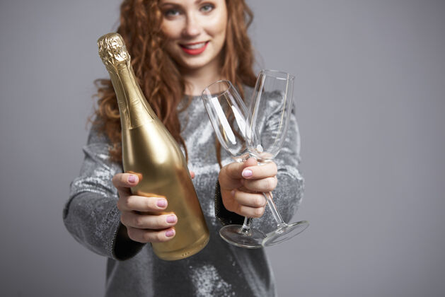 幸福拿着香槟笛和香槟瓶的女人酒精庆祝夜生活