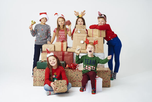 庆祝孩子们和一堆圣诞礼物堆栈幸福团体