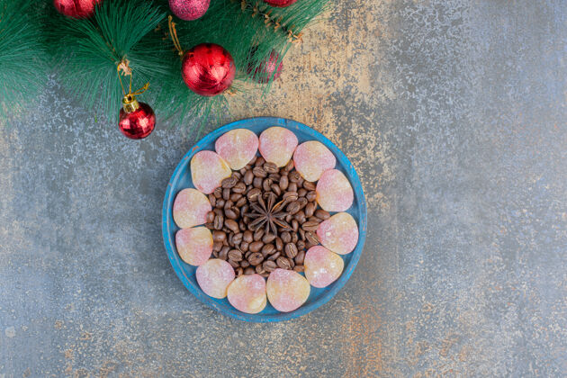 组心形果冻糖配咖啡豆和八角茴香高品质照片美味豆八角