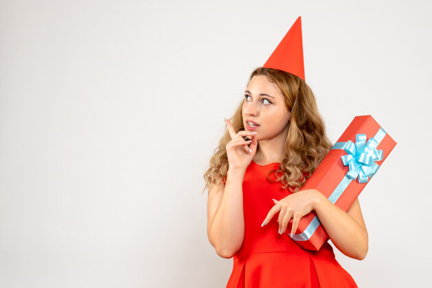 人正面图身着红色连衣裙的年轻女性用礼物庆祝圣诞节服饰礼物庆祝