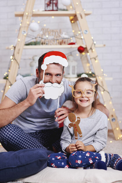 生活圣诞快乐的女儿和父亲的画像圣诞女儿圣诞灯