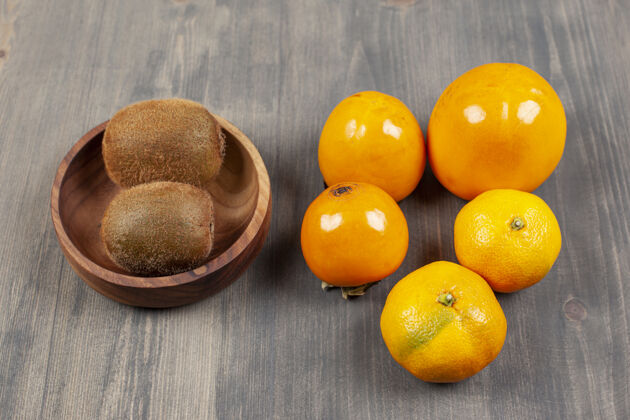 柑橘美味的各种水果放在木桌上高质量的照片新鲜吃苹果