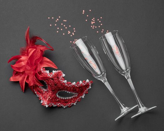 景观香槟酒杯和带羽毛的狂欢节面具俯视图平展节日庆典