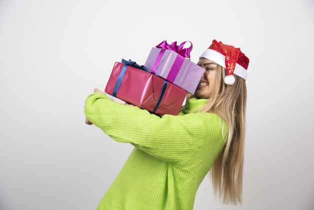 礼物年轻微笑的女人手里拿着圣诞礼物礼品盒盒子漂亮