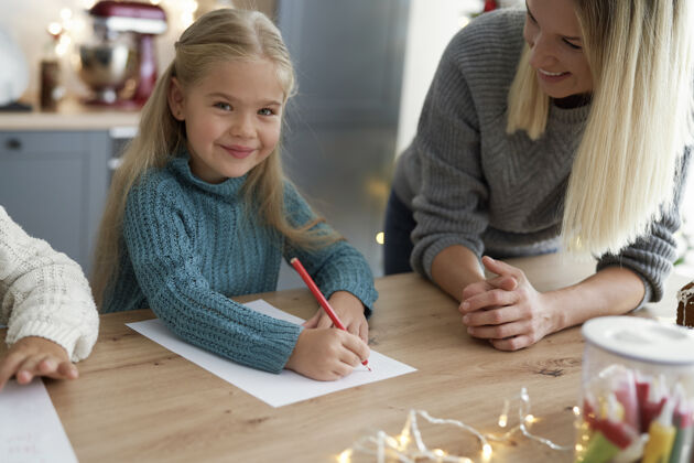 童年可爱女孩写给圣诞老人的信的画像文化愿望帮助