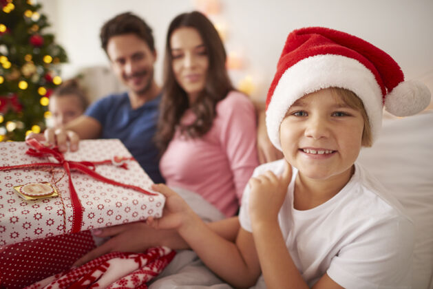 帽子圣诞快乐 和家人在一起兴奋家庭床
