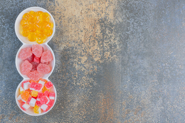 小吃各种白色盘子里的甜果冻糖果高质量的照片甜点光明盘子