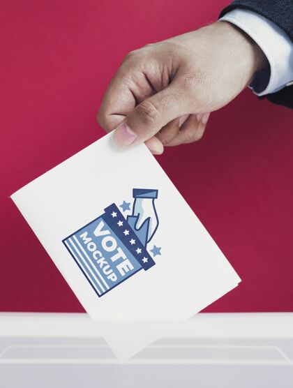 爱国特写男性把选票模型放在盒子里投票庆祝自由