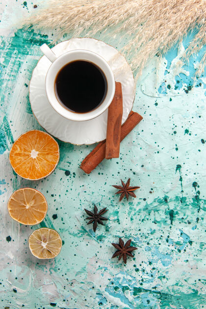 热俯瞰一杯咖啡 肉桂色 蓝色 咖啡色 照片 糖 甜饮料早餐茶碟