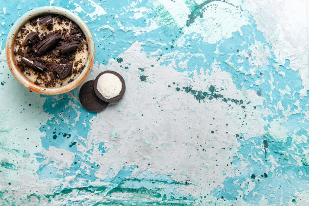 地理顶视图巧克力饼干甜点与奶油和饼干内板浅蓝色背景蛋糕甜点糖甜的彩色照片背景甜点清晰