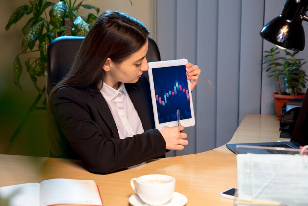 工作年轻的女人说话 工作期间与同事 同事在家里视频会议安全数字办公桌