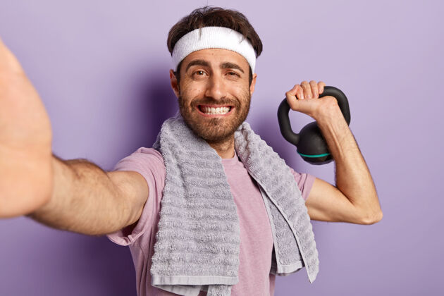 运动健美的概念很高兴没有刮胡子的男人做运动与重量男性动机喜欢