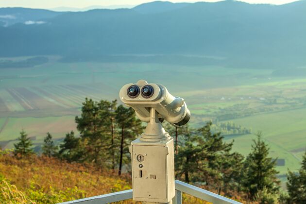 山脉斯里夫尼卡山观景台上的观景望远镜俯瞰着一个山谷高山甲板设备