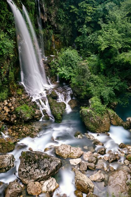 自然惊心动魄的法国绍特杜卢普瀑布拍摄绿色潮湿景观