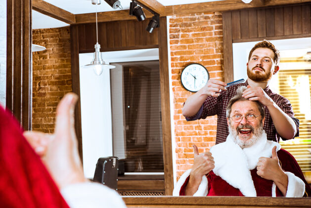 圣诞前那个穿圣诞老人服装的老人在理发店给他的私人主人刮胡子文化衣服想象