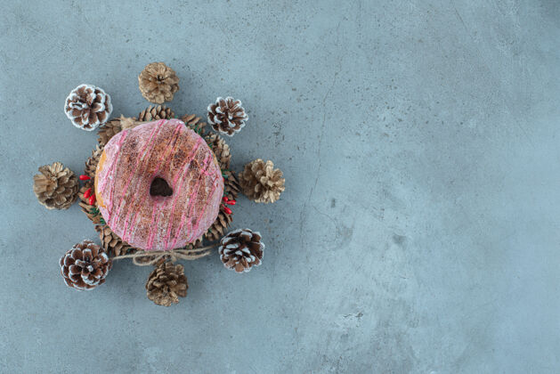 上釉在大理石表面的花环上 松果围绕着一个甜甜圈花环有味道美味